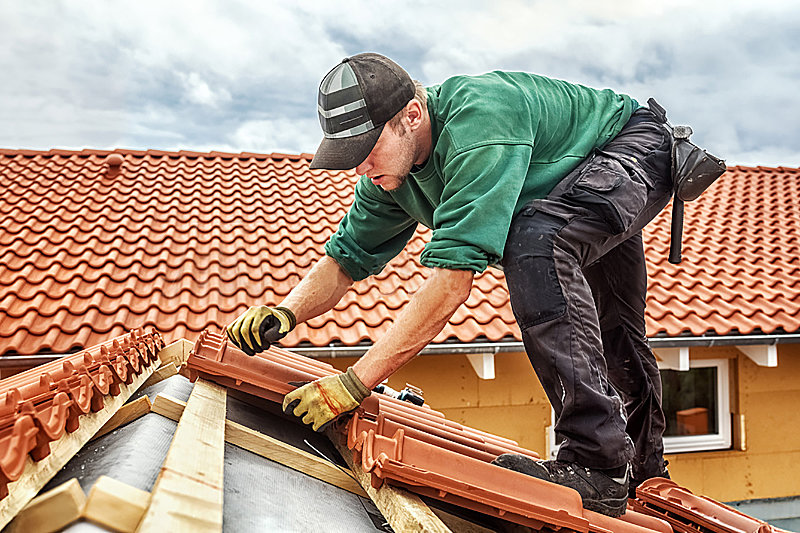 Dachdecker bei der Arbeit