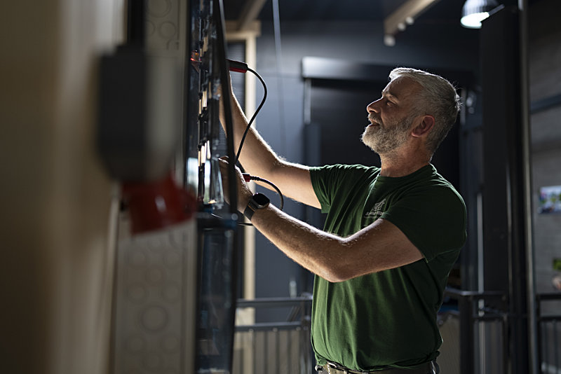 Elektriker bei der Arbeit