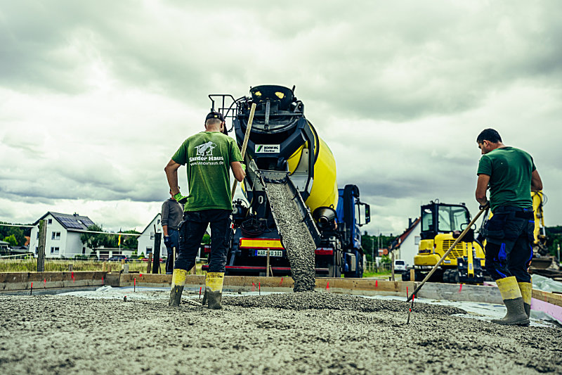 Betoniermaschine - LKW mit Betonarbeitern